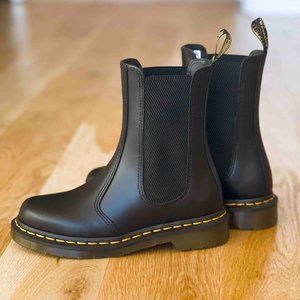 NWOT Dr. Martens - 2976 Hi Smooth Leather Chelsea Boots - SZ 6